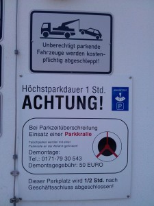 Parkplatzschild vor Edeka